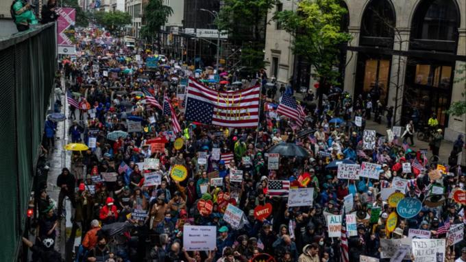 就在閱兵進行的同時，名為「No Kings Nationwide Day of Defiance」的抗議活動席捲全美50個州。