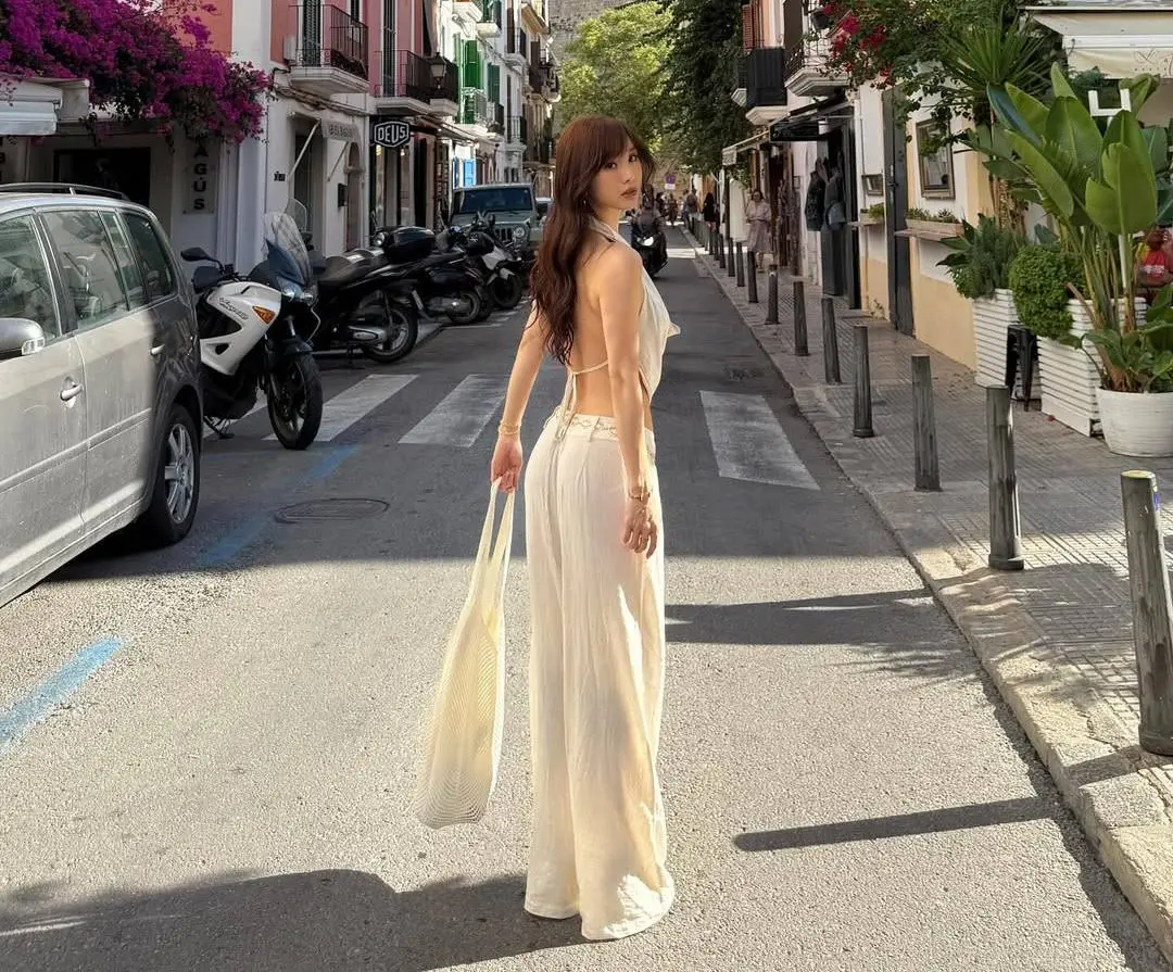 此次陳靜在西班牙的「真空肚兜裝」造型，再次證明了她依舊擁有讓人難以忘懷的魅力。（圖／翻攝自IG @dadachan）