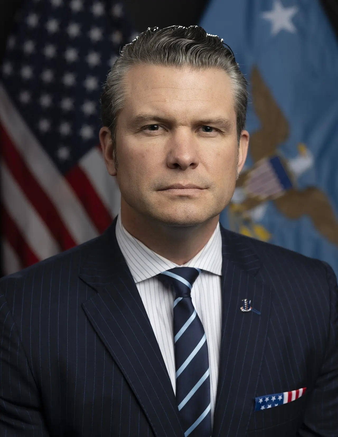 國防部長 （Pete Hegseth) 赫格塞斯一上任後就先逼跨性别軍人的強制的退役潮，同時阻斷女性/少數族裔軍官們的升遷，美國陸海空三軍，所有反對中東軍事政策的四星上將們全被清洗，強迫退休。要求全世界盟友提高國防預算到GDP 5%。(圖：維基百科)