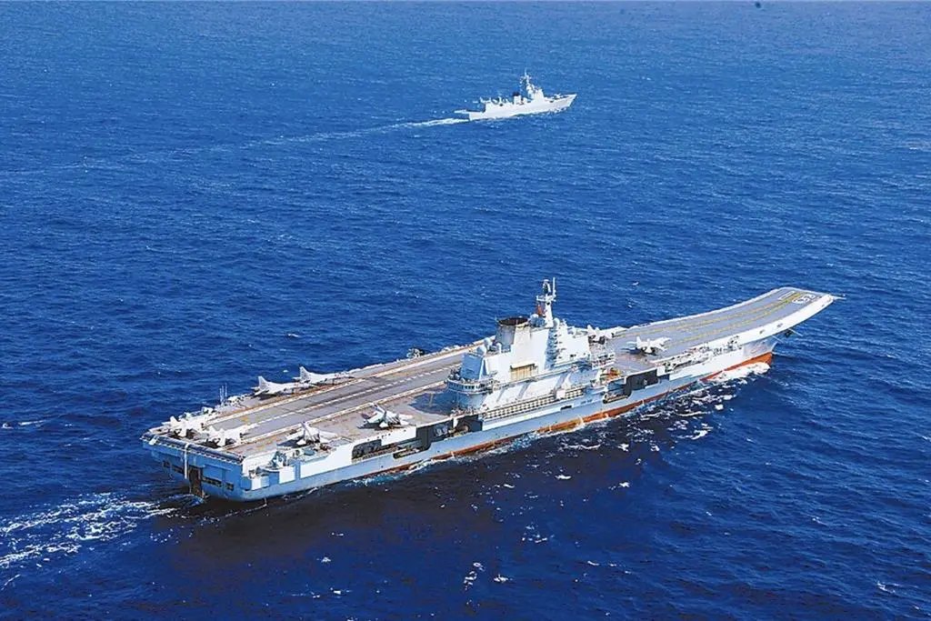 遼寧艦領軍！解放軍海軍航艦戰鬥群＋兩棲艦隊精銳盡出，抵近美日菲「肩並肩」軍演部隊。（資料照片，中新社）