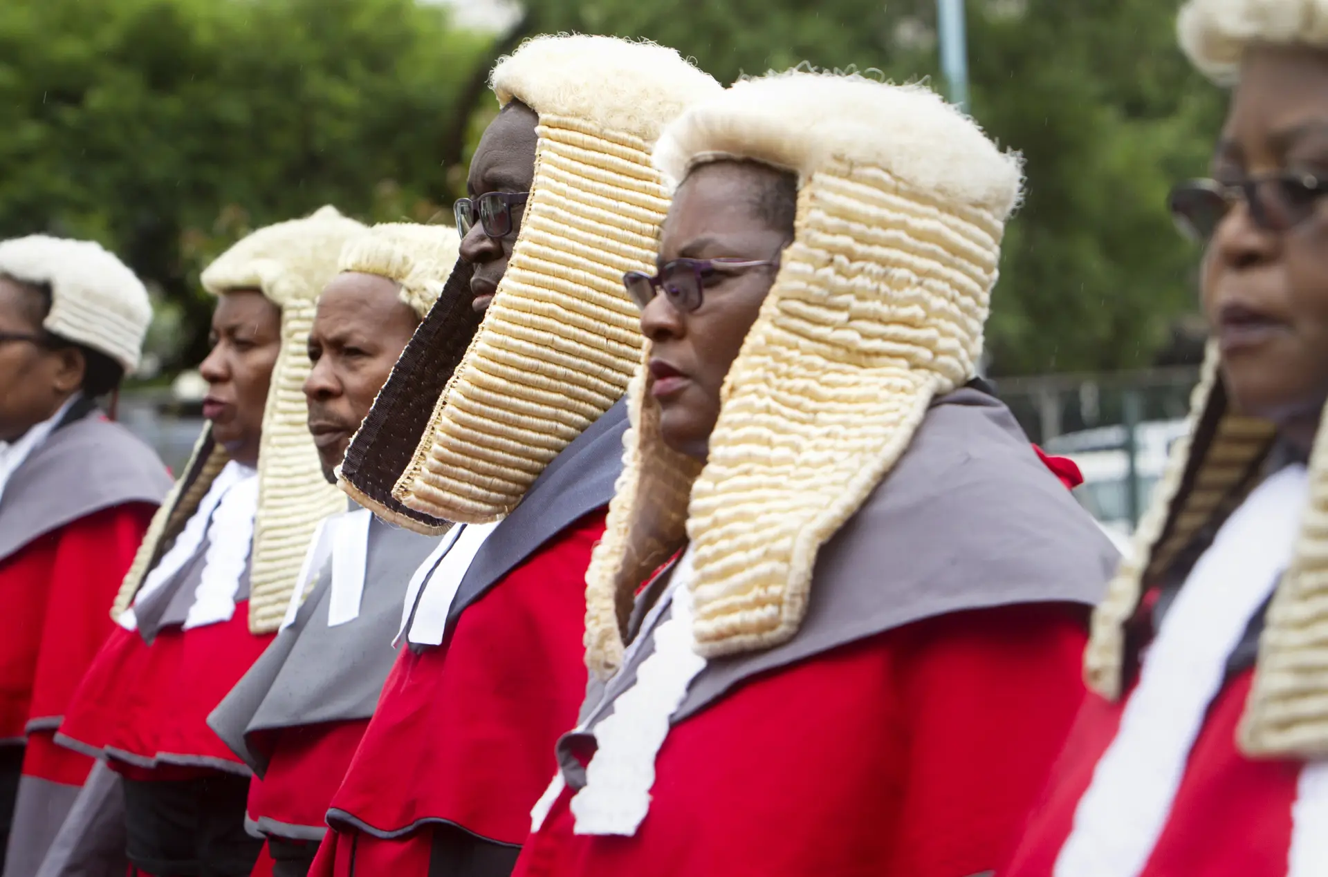 推動改革的核心訴求來自非裔律師群體的長期投訴。他們指出,傳統白色假髮是依據白種人頭型與发质設計,戴在黑人律師頭上不僅外觀突兀,還常因髮型差異造成不適,有非裔律師直言「戴起來顯得滑稽」。(圖片:網絡翻攝)