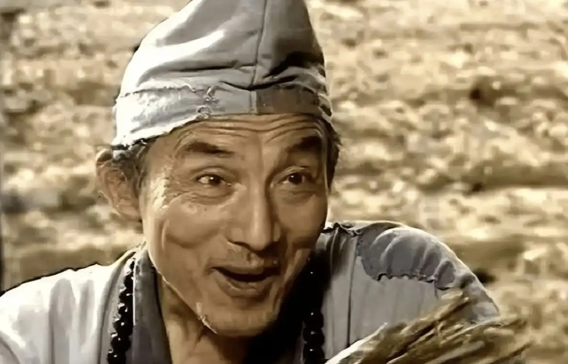 1985 年《濟公》播出後風靡全國，破帽、手持蒲扇的濟公形象深入民心，主題曲更成為跨世代集體回憶。他亦憑此角色奪得第四屆中國電視金鷹獎最佳男主角，其後接拍《濟公活佛》《濟公遊記》等續作。(圖：網絡截圖)