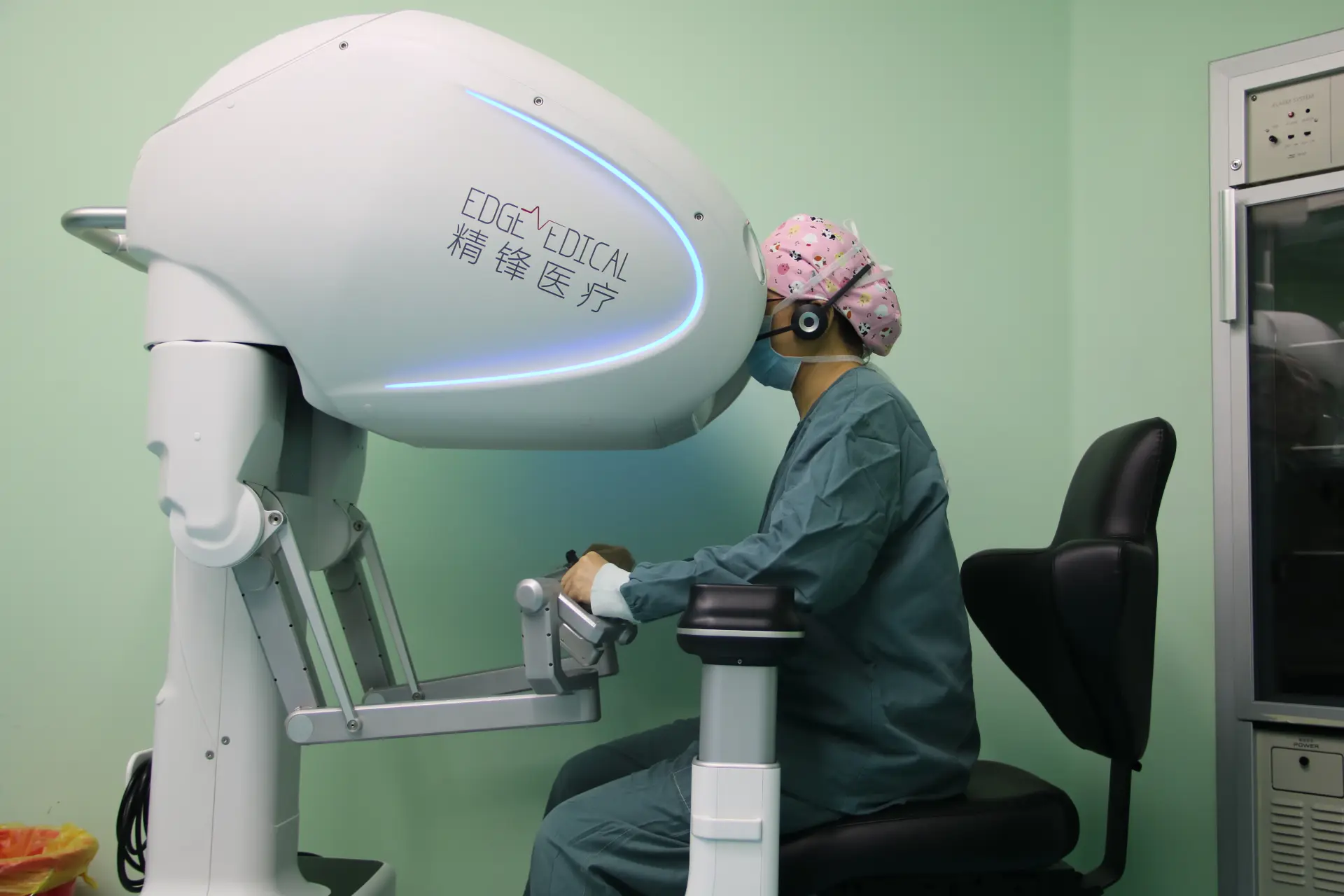 股東背景方面，精鋒醫療本次上市引入了15家實力雄厚的基石投資者，合共認購金額達7500萬美元（約5.84億港元），按發售價計算涉及股份約1349.46萬股，佔本次發售股份總額的48.7%。(圖：網絡截圖)