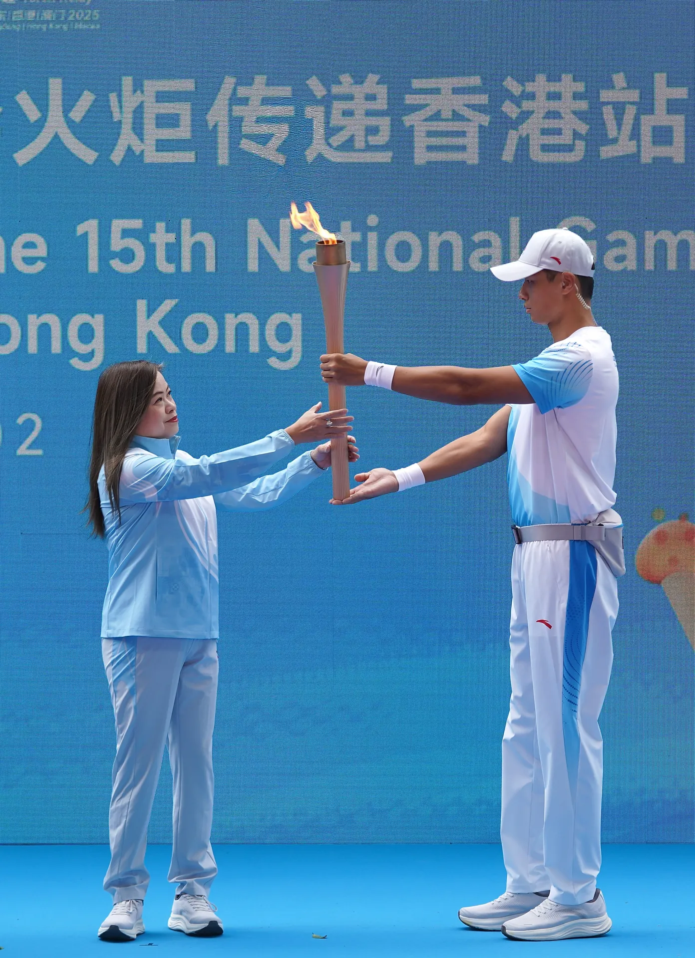 第十五屆全國運動會火炬傳遞今日（2 日）上午同步登陸香港、澳門、廣州、深圳四城，上午 9 時 30 分，添馬政府總部的起跑儀式如期舉行。文化體育及旅遊局局長羅淑佩率先點燃火種盆。(圖：新華社)