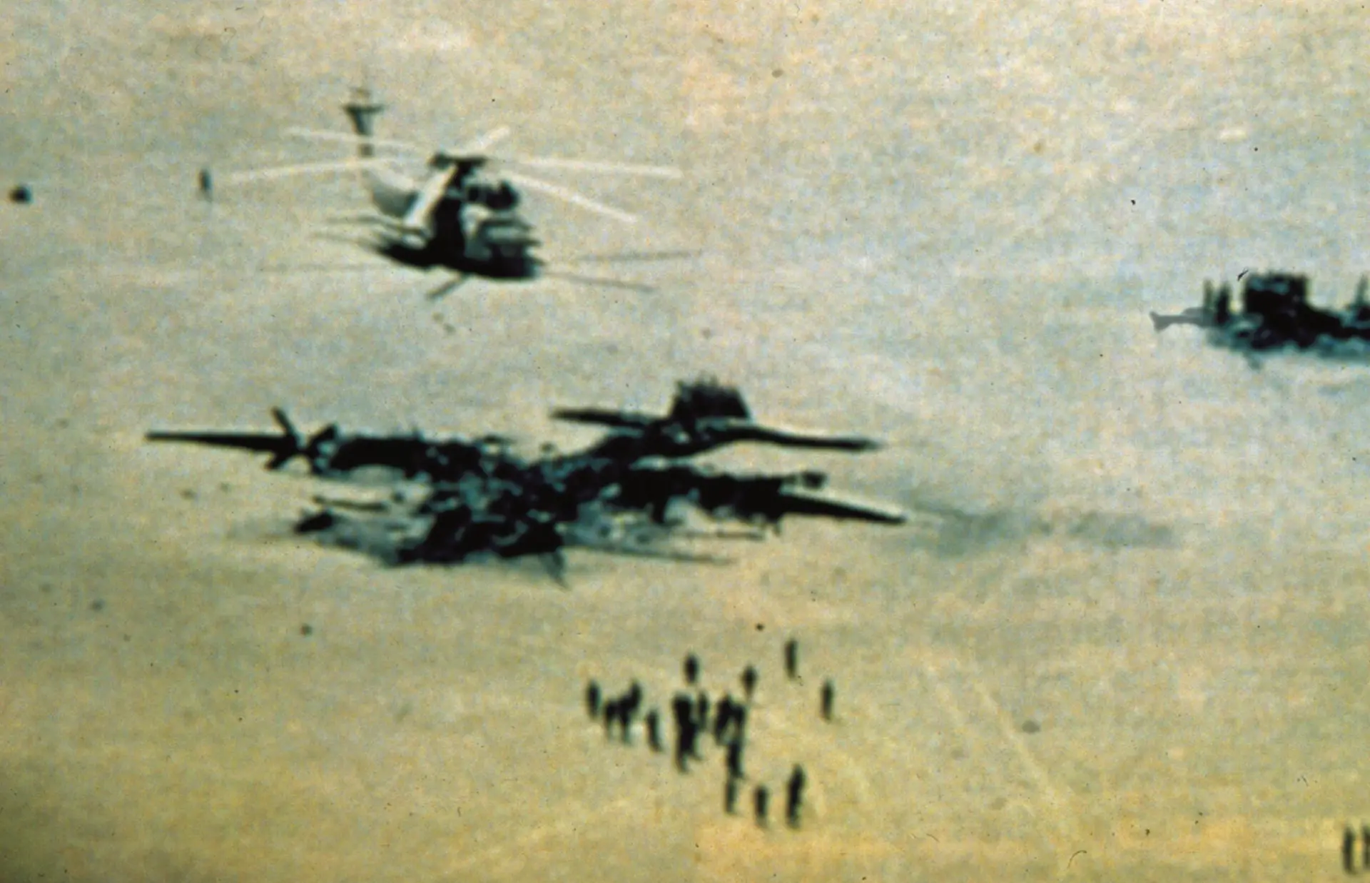 1980年4月24日的「鷹爪行動」（Operation Eagle Claw）是美國為營救53名被伊朗扣押在美國駐伊朗德黑蘭大使館人質，所展開的秘密軍事行動。(圖：維基百科)