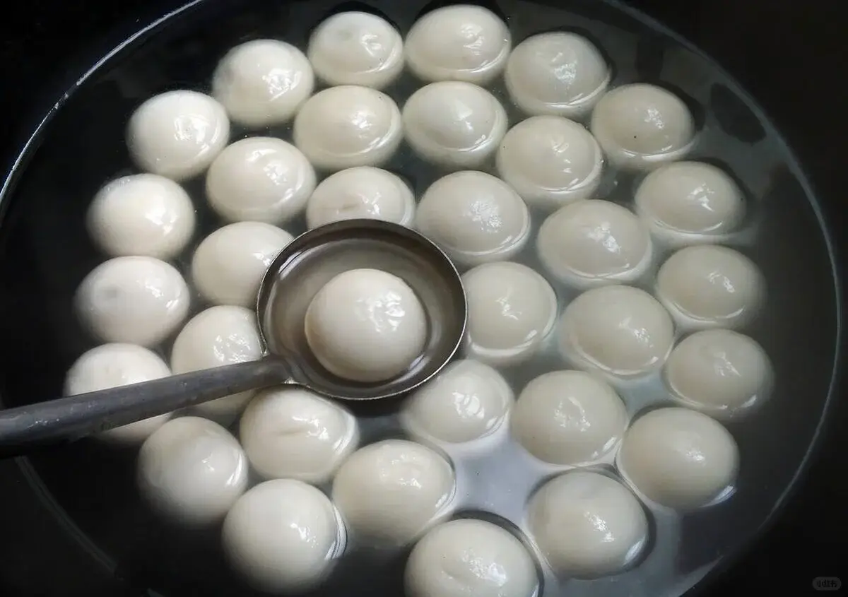 元宵節、冬至圍著鍋煮湯圓，本該是暖乎乎的幸福時光，偏偏有人一煮就翻車。（示意圖來源：小紅書網友）