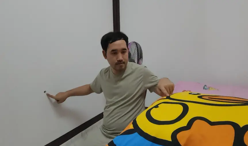 泰國大城府31歲男子維拉薩（Weerasak Wichitkarnpana）白天補覺時，兩顆流彈射入屋內，一顆射穿其枕頭，彈殼卡進枕心。他因用枕頭墊腳僥倖獲救，事後報案無果，只好上傳照片至臉書求助。（來源：Talk News Online）