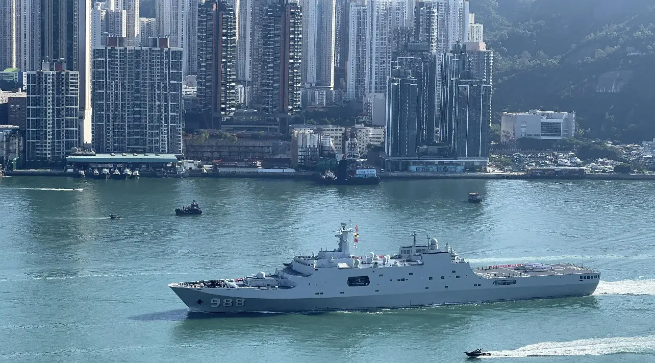 舷號「988」的沂蒙山艦，是中國自行研製設計生產的新型兩棲船塢登陸艦 中通社