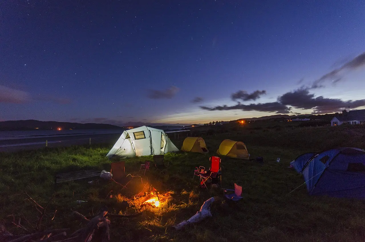 印尼中爪哇省Posong自然風景區發生致命豪華露營（Glamping）意外，一戶四口之家離奇陳屍密閉帳篷，警方排除他殺，研判死因為一氧化碳中毒或食物中毒，為大眾戶外露營安全敲響警鐘。（示意圖來源：pixabay）