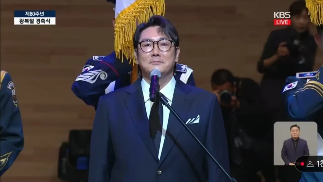 KBS則將趙震雄出演的紀錄片《國民特使 趙震雄，迎接洪範圖將軍》在YouTube平台的影片全數轉為不公開。業界人士指出，這種大規模的緊急撤換，幾乎等同於對他的永久封殺。(圖：網絡截圖)