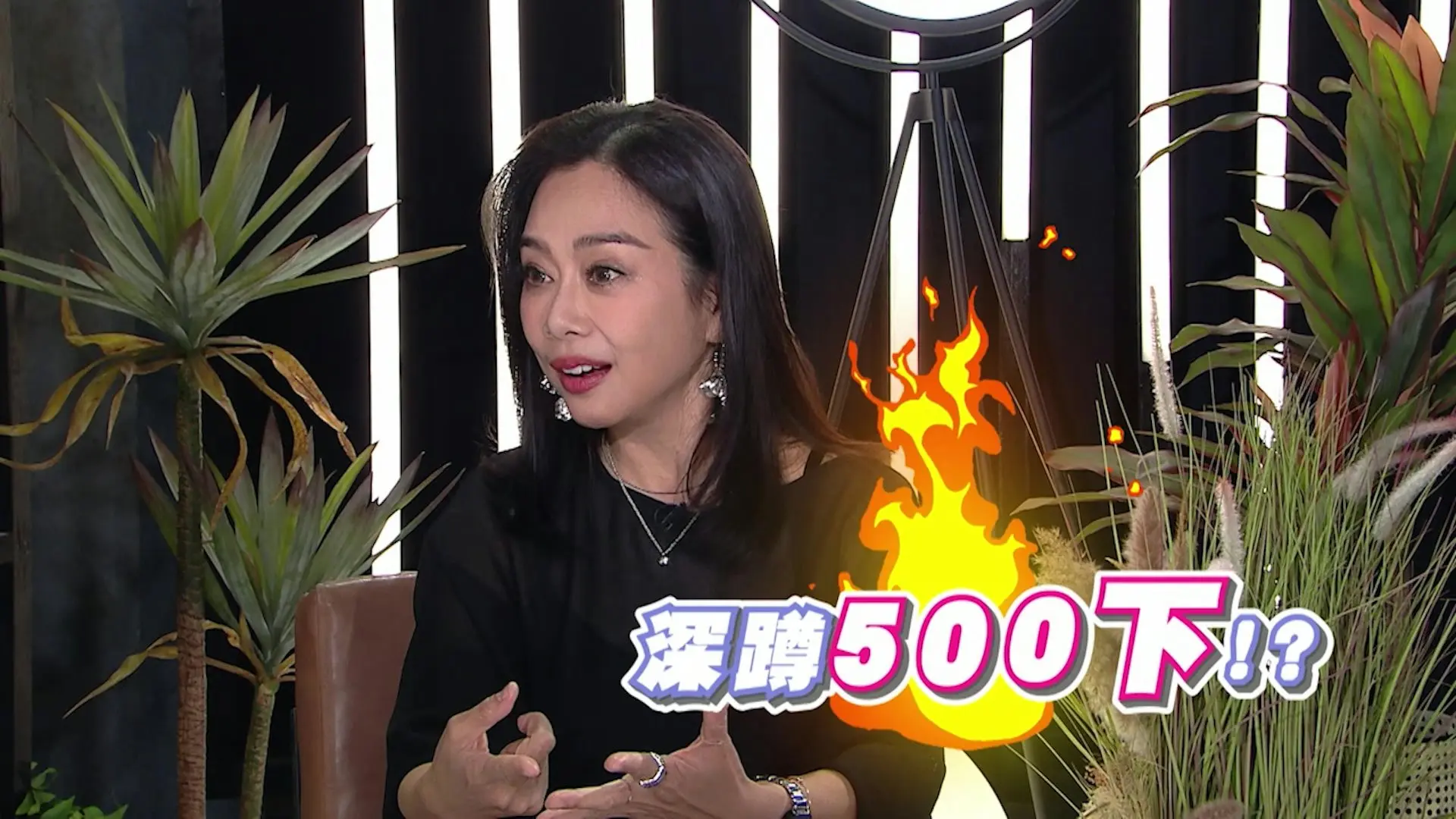 談及15年婚姻，陳松伶戲言兩人已從熱戀期走進「魔鬼期」，更給張鐸冠以「魔鬼教練」的封號，透露對方曾嚴格要求她深蹲500次，足見兩人相處模式幽默又獨特。(圖：《一周星星》截圖)