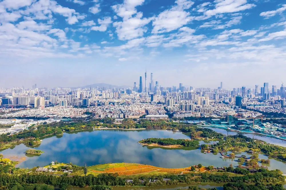 聚焦低空經濟、生命科技、人工智能、大數據等前沿領域，深入研究技術與產業的融合路徑，推動生產性服務業向專業化、價值鏈高端延伸，讓科技成為兩業協同的「催化劑」與「倍增器」。(圖：新華社)