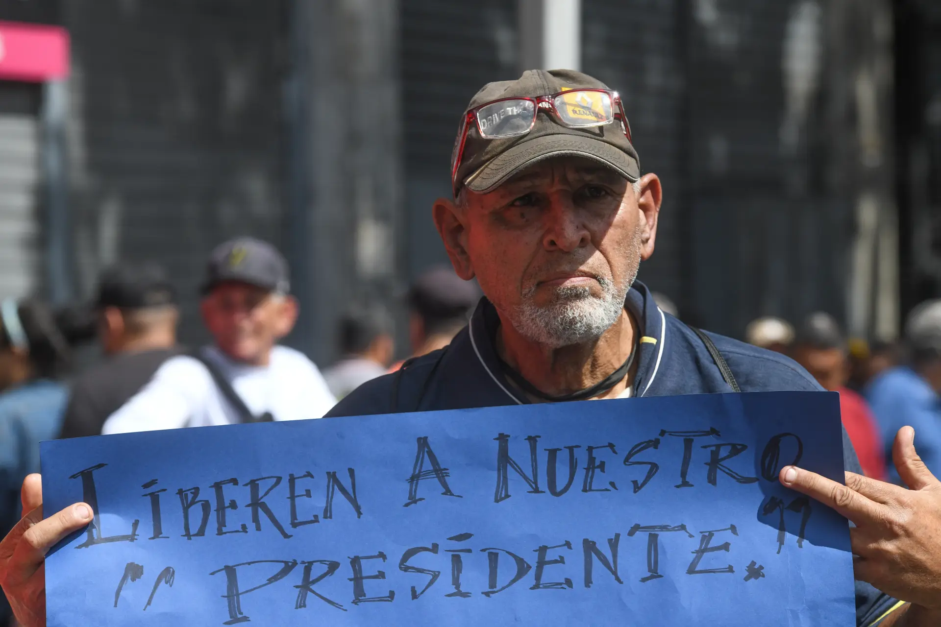 抗議民眾舉起標語，高喊「停止對委內瑞拉的轟炸」「停止為了石油而導致的流血犧牲」等口號，強烈譴責美國以霸權干涉他國內政。(圖：新華社)