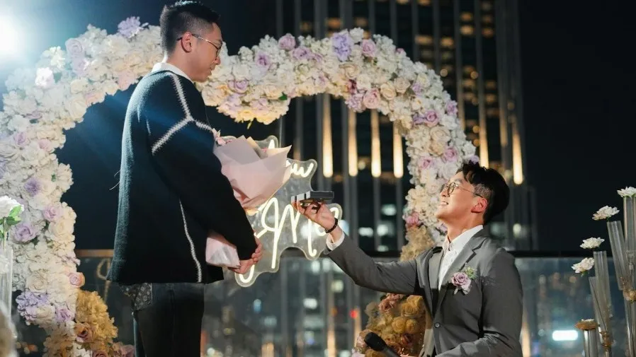 有線新聞主播陳書君與Steven訂婚：單膝跪地求婚浪漫花海現場曝光  六年戀情修成正果的封面圖片