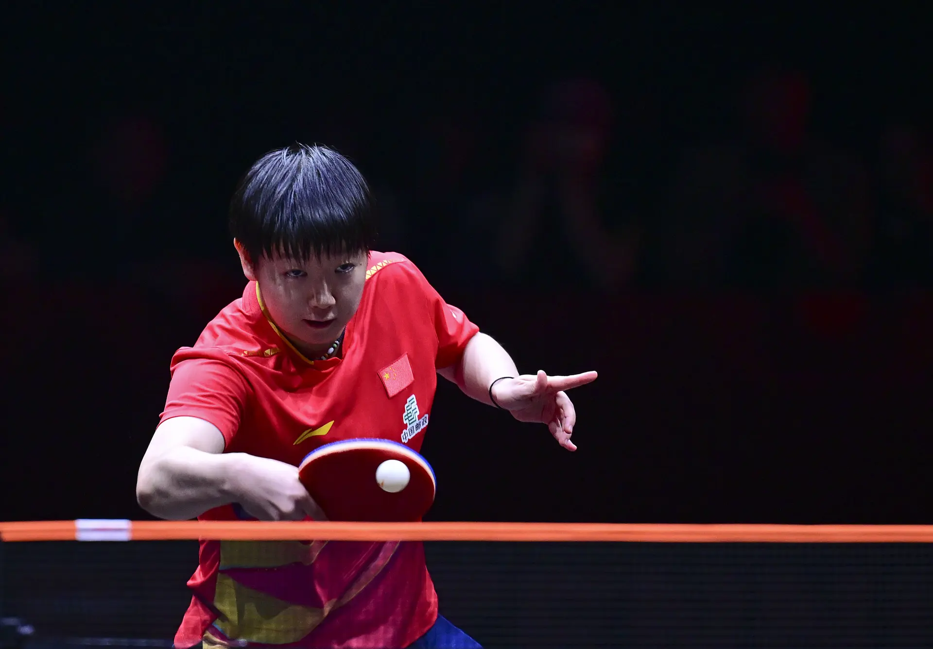 賽後接受採訪時，孫穎莎坦言沒想到會贏得如此輕鬆，「我與王藝迪十分熟悉，每次交手都是很激烈，我都沒想過以4:0勝出。」她表示今日自己心態非常好，沒有過多設想結果，而是專注到比賽的每一分，在前三板和技戰術的運用上都頗為得當。(圖：新華社)