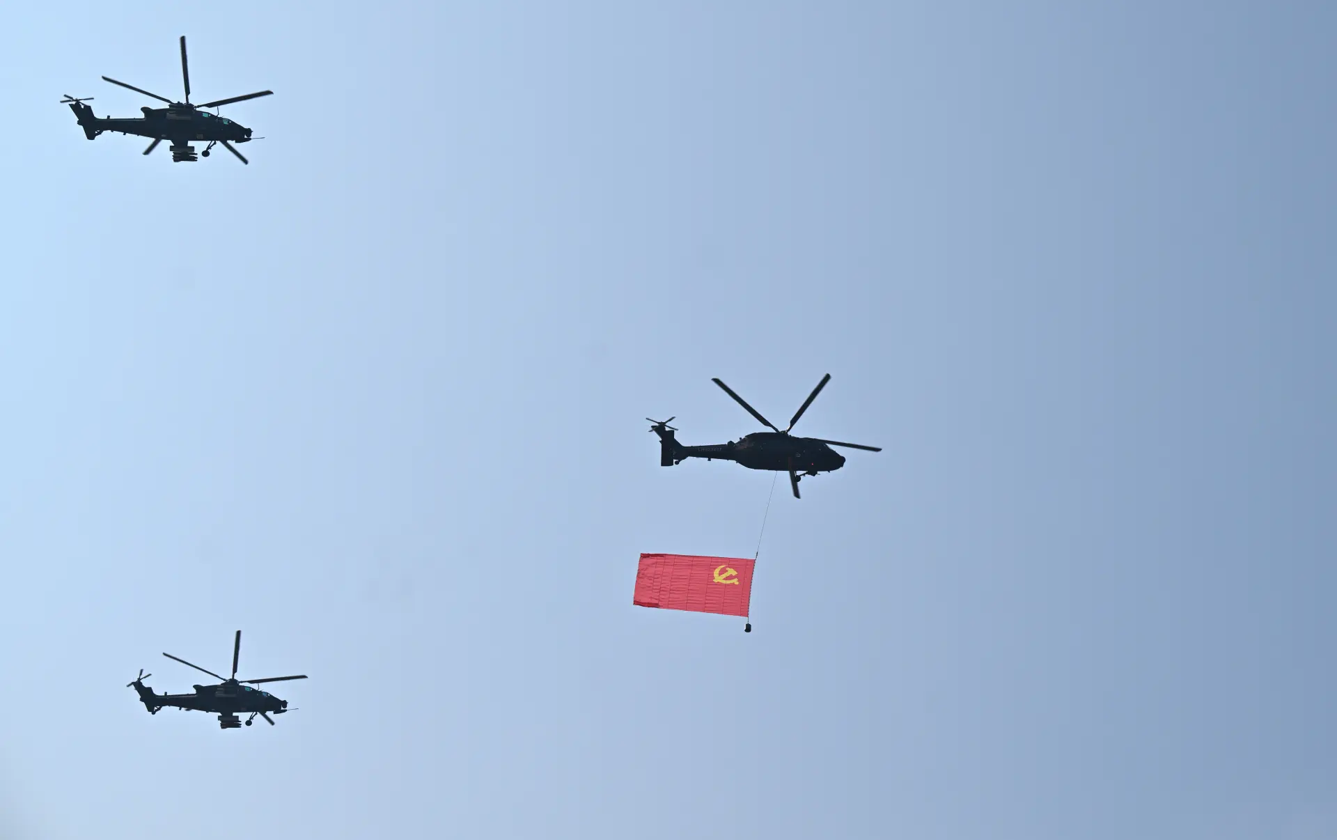 這是空中護旗梯隊飛過天安門廣場上空。