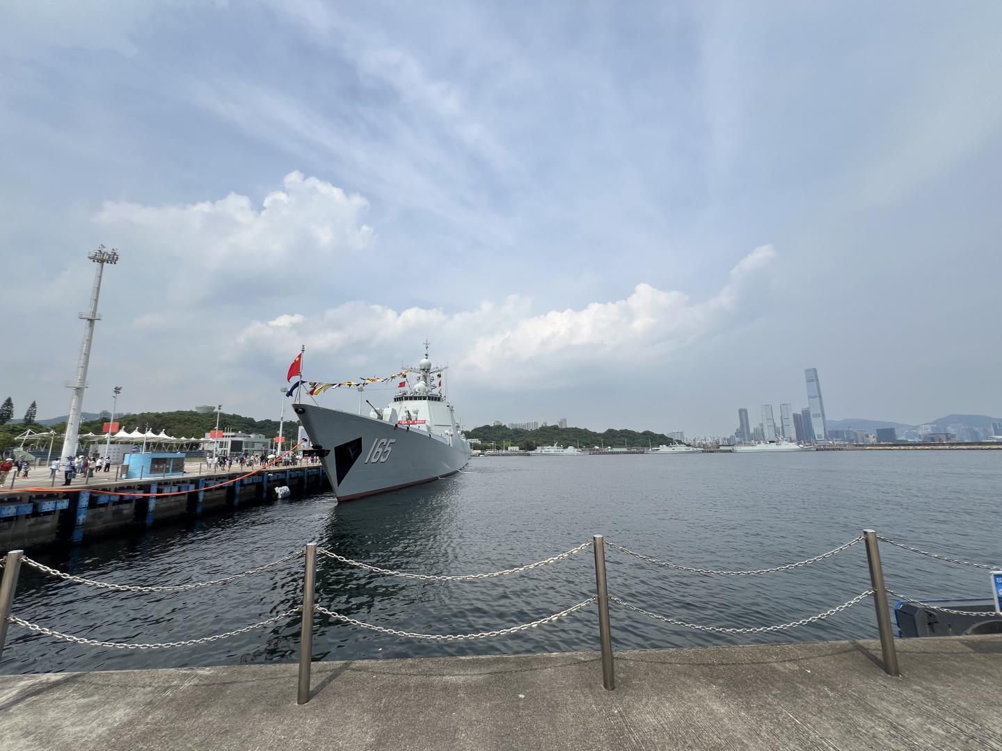 停靠在昂船洲軍用碼頭的「湛江」艦。(圖:陳杰)