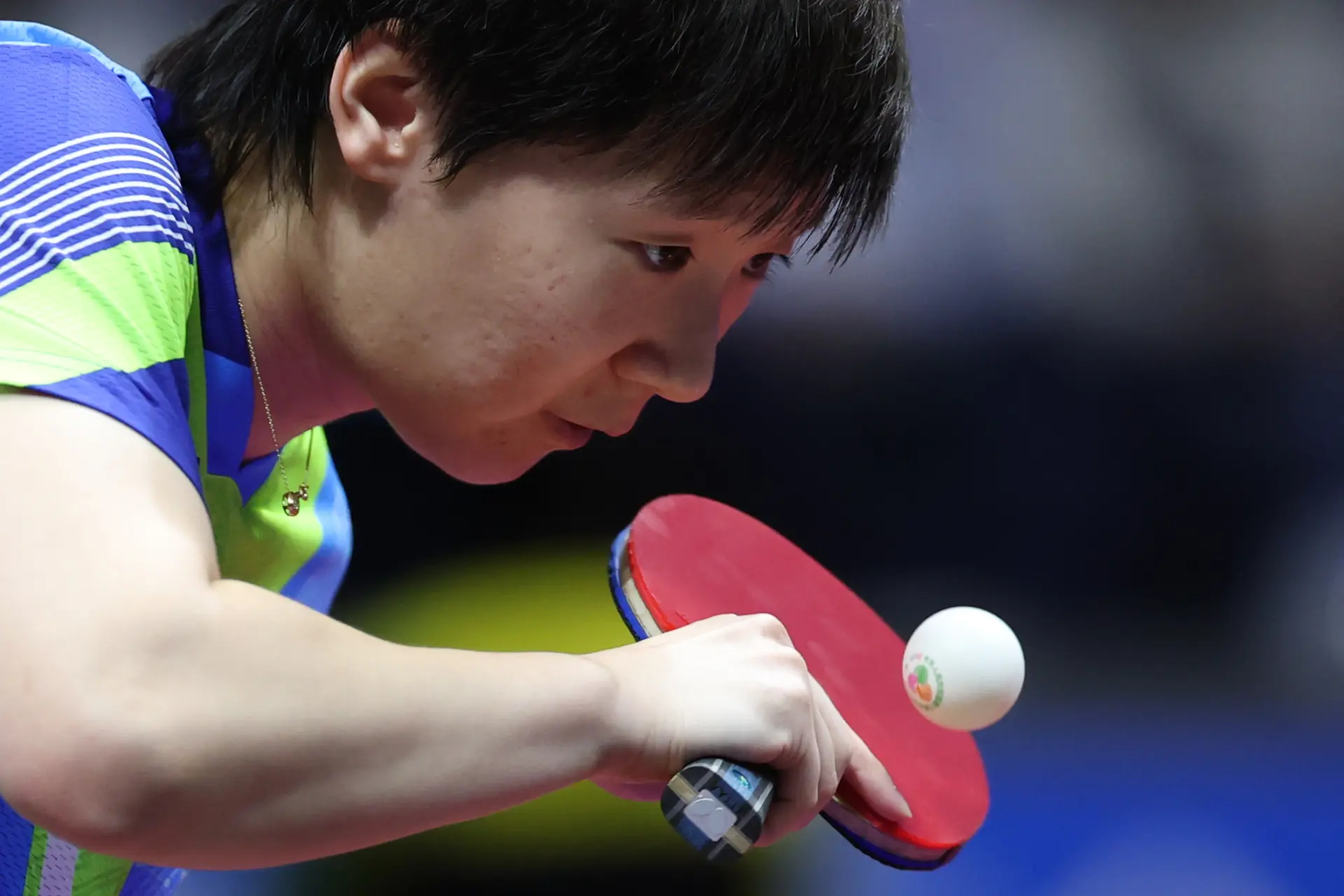 士氣大振的王曼昱在第四局乘勝追擊，孫穎莎則出現發球失誤等問題，一度陷入2-8的被動局面，最終王曼昱以11-4再下一城，將領先優勢擴大至3-1。(圖：新華社)