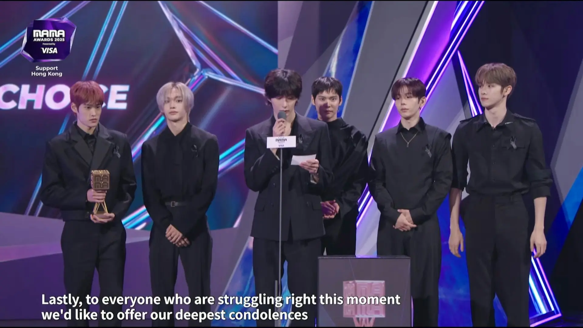 領獎環節成為傳遞溫暖的重要時刻。男團RIIZE領獎時，成員元彬先以嚴肅口吻致謝，隨後Anton拿出預備好的講稿，用粵語向現場觀眾說：「好多人經歷緊好傷心嘅時刻，我哋致給佢哋最真心嘅關懷與安慰」，親切的方言讓現場不少觀眾動容。(圖：視頻截圖)