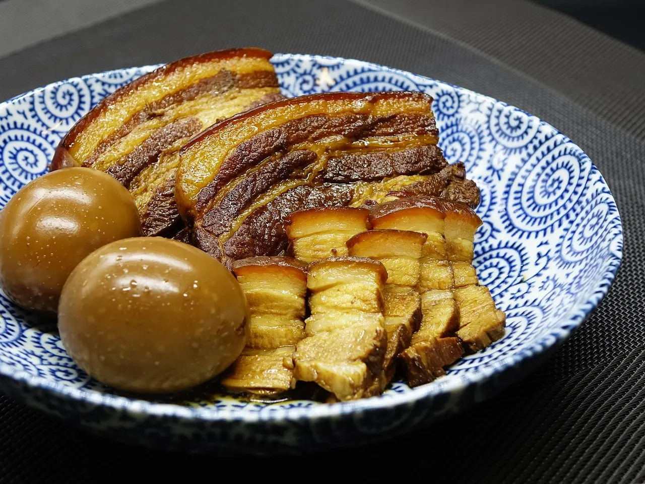 清晨的豆腐腦、午後的紅燒肉，少了一勺醬油，總覺得缺了點兒靈氣。（示意圖來源：pixabay）