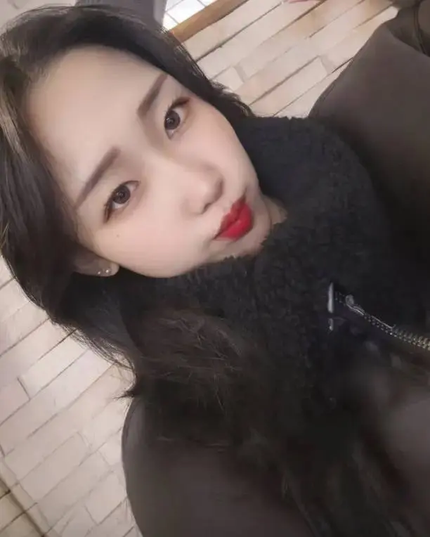 韓國首爾發生震驚社會的連環下藥命案，22歲金姓女嫌犯疑似IG照片流出後，因外貌姣好引發大批網友追蹤，短短數日粉絲暴增50倍，更有人留言替她求情，引發社會譁然。（翻攝自Instagram）