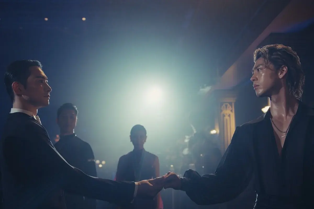 拍攝《10DANCE》期間，竹內涼真和町田啓太不僅持續加練舞蹈，更在情感表達上毫無保留，片中多場貼身共舞場面，將角色間的張力與曖昧感演繹得淋漓盡致，其中電車戲中竹內涼真主動親吻的畫面，更是臨場即興發揮，成為觀眾反覆回味的經典片段。(圖：《10DANCE》海報)