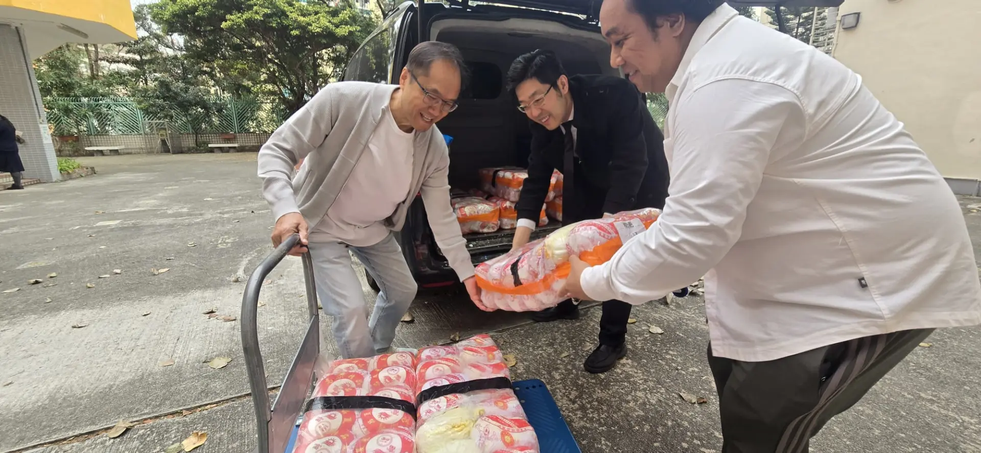 由「培領社會服務有限公司」劉永濓主席、贊助蔬菜商-趙善強先生 及 葉紀南中學-林志煒校長 協力搬運環保回收蔬菜 
