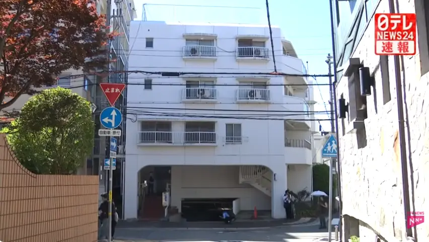 日本神戶市公寓驚爆離奇藏屍案，前屋主遺體遭死後肢解分裝冰櫃，冰封十餘年後因大樓斷電解凍腐敗飄出惡臭，警方查證死者身分，同步追查命案真相與兇嫌行蹤。（來源：日テレNEWS@YouTube）