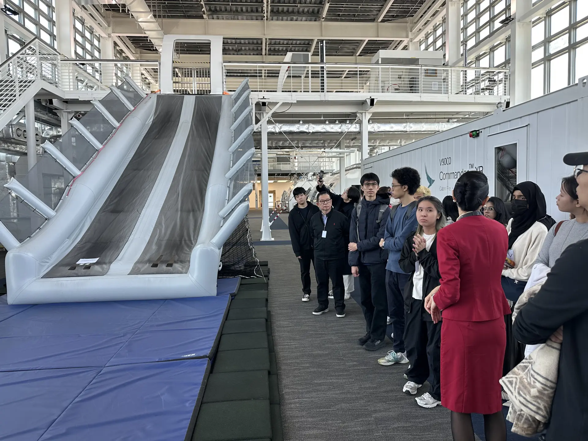 特別是在緊急情況處理訓練環節，國泰專業導師展示了包括機艙滅火、緊急撤離等關鍵程序，讓學生體會到航空安全背後所需的全方位準備。(圖：陳杰)