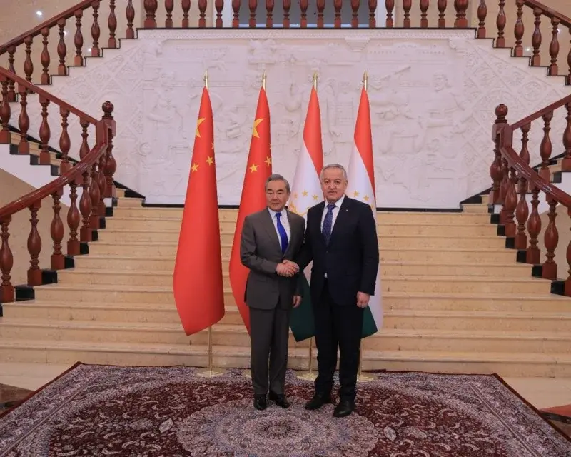 中共中央政治局委員、外交部長王毅（左）22日於杜尚貝與塔吉克外長穆赫裡丁（右）舉行首次外長戰略對話。圖／取自塔吉克外交部官網