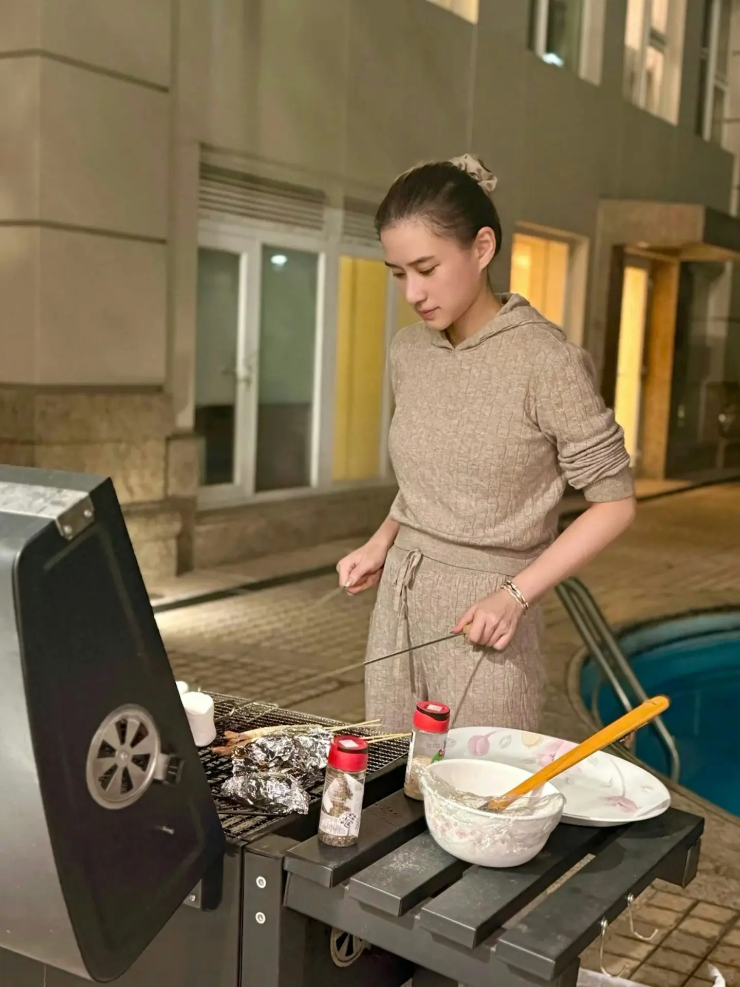 何超蓮一句「我的中秋必備活動 —— 和家人一起烤棉花糖 & 吃月餅！你們呢？」搭配數張溫馨照片，引發大批網民關注。(圖：何超蓮小紅書)