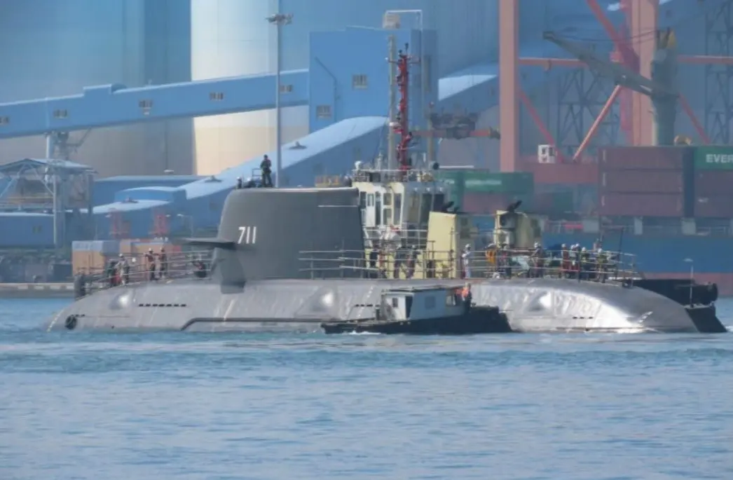 台灣首艘自造潛艦「海鯤號」（Narwhal）是一項橫跨七國合作的軍事計畫。由美國軍火商提供魚雷、潛射導彈的戰鬥系統與聲納裝備。(圖：視頻翻攝)