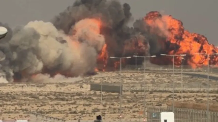 印度「光輝」戰機迪拜航展飛行表演當眾墜機的封面圖片