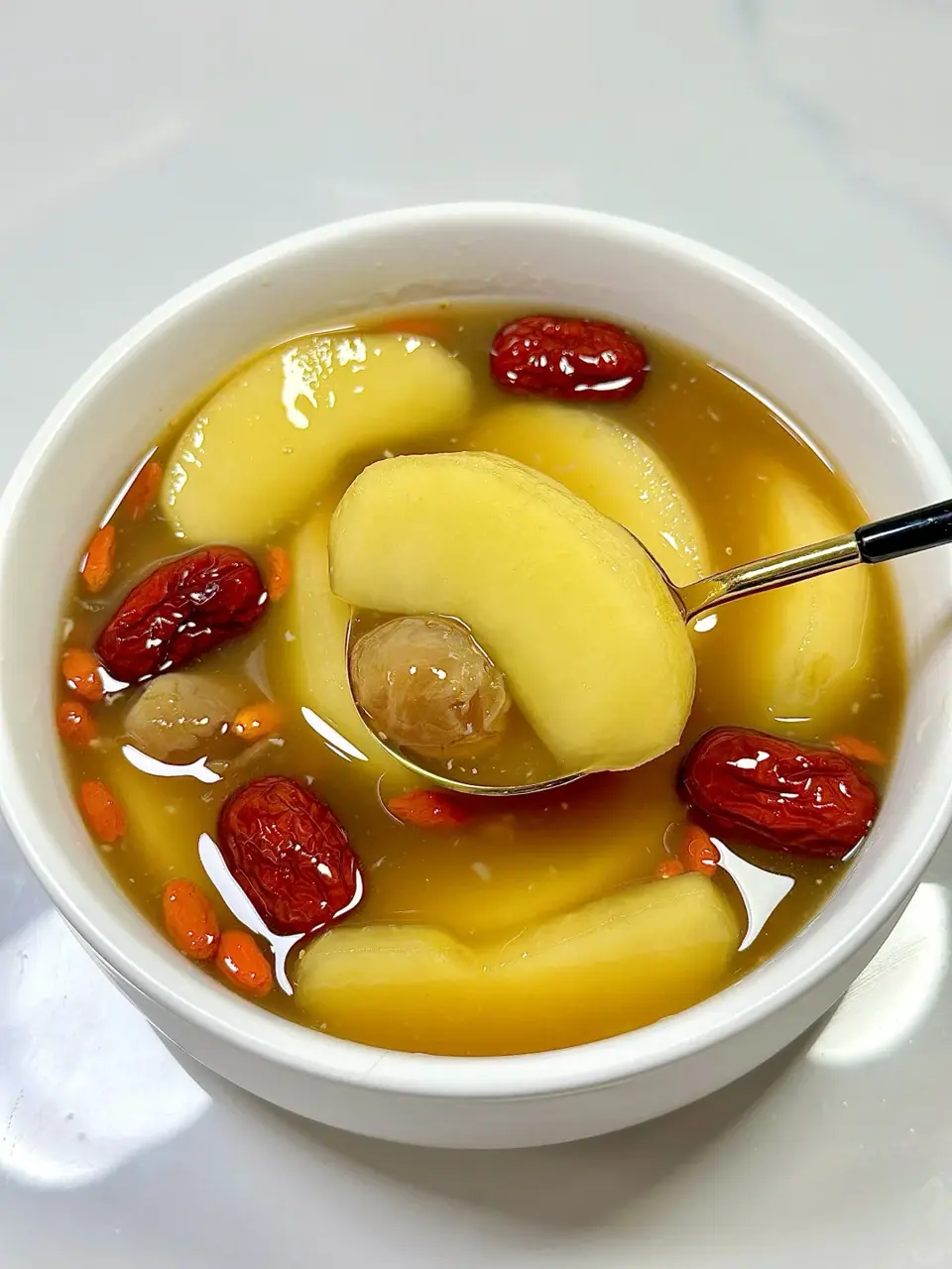 被年輕人視為「老派水果」的蘋果，煮至95℃時抗氧化成分活性提升40%，蘋果皮中的阿魏酸與果膠加熱後更易吸收。（示意圖來源：小紅書）