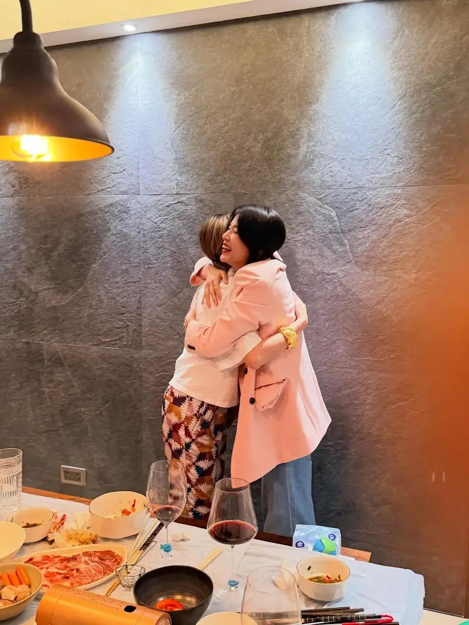 值得留意的是,一向身材纖瘦的胡定欣當晚穿著寬鬆休閒上衣,相片中腹部明顯隆起,散發濃厚孕味。有細心網民發現她面對桌角時,會下意識留意腹部,猜測她可能已懷孕。(圖:nwuuu@IG)