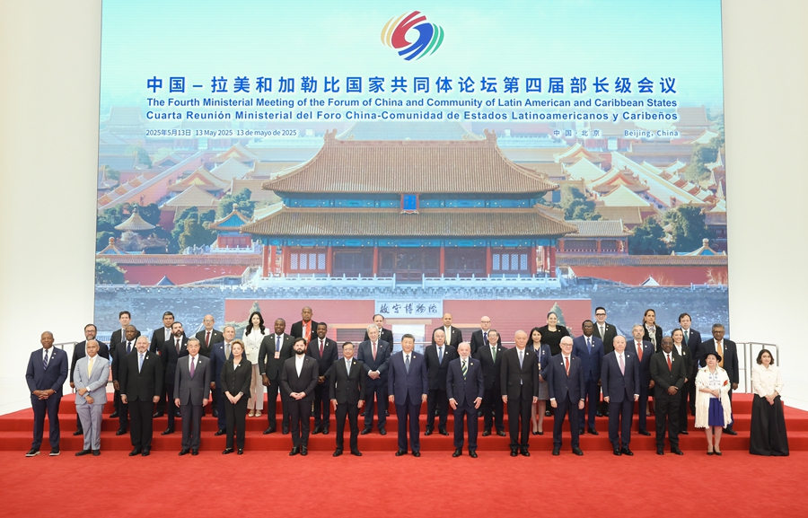 5月13日上午，國家主席習近平在北京國家會議中心出席中國－拉美和加勒比國家共同體論壇第四屆部長級會議開幕式，習近平同與會嘉賓集體合影。(新華社)