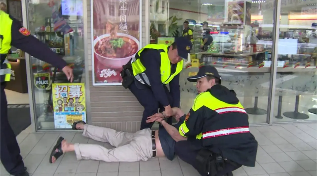 兇嫌被警察壓制在地 （中天新聞）