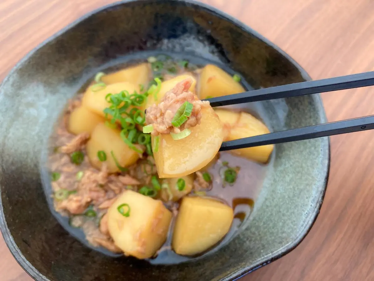 日式馬鈴薯鮪魚煮（來源：料理研究家ぱるとよ/yahoo）