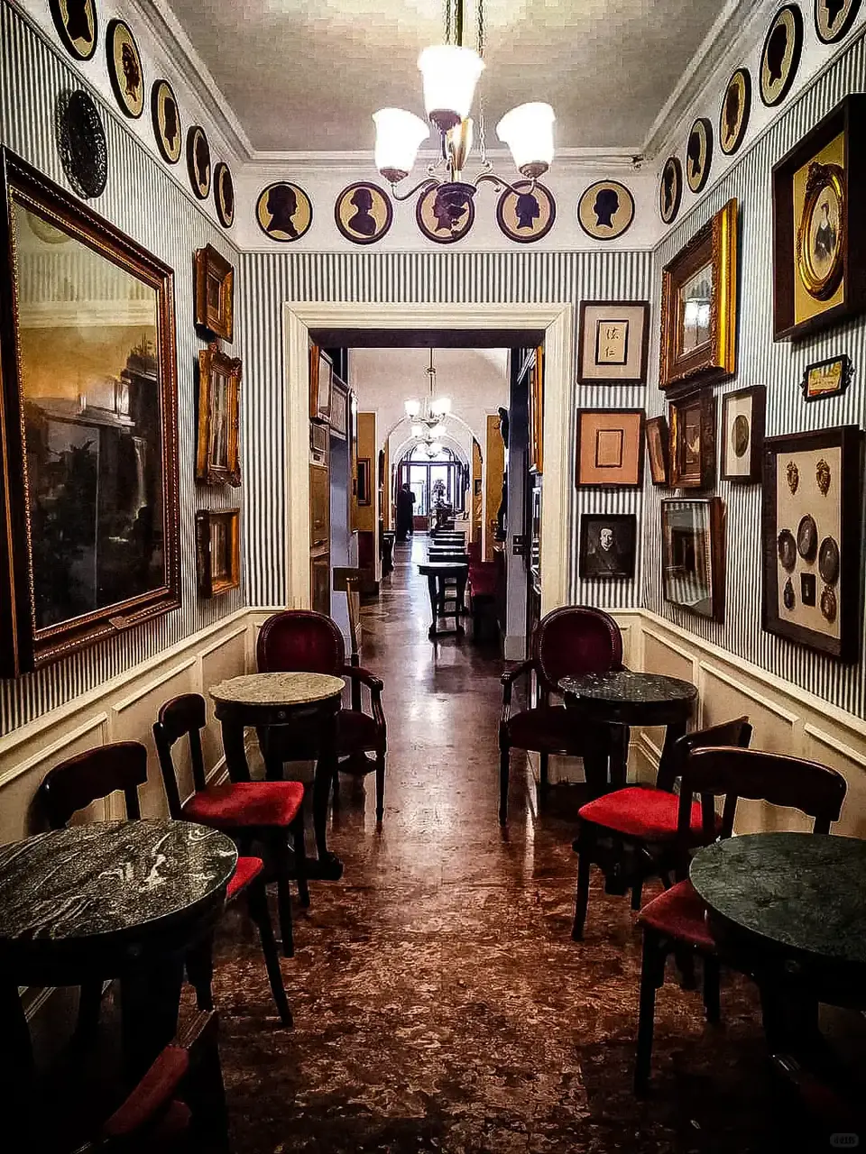 羅馬古希臘咖啡館（Antico Caffè Greco）與以色列醫院（Israelite Hospital）的八年租約之爭，2025 年 10 月以咖啡館易主落幕。（示意圖來源：小紅書）