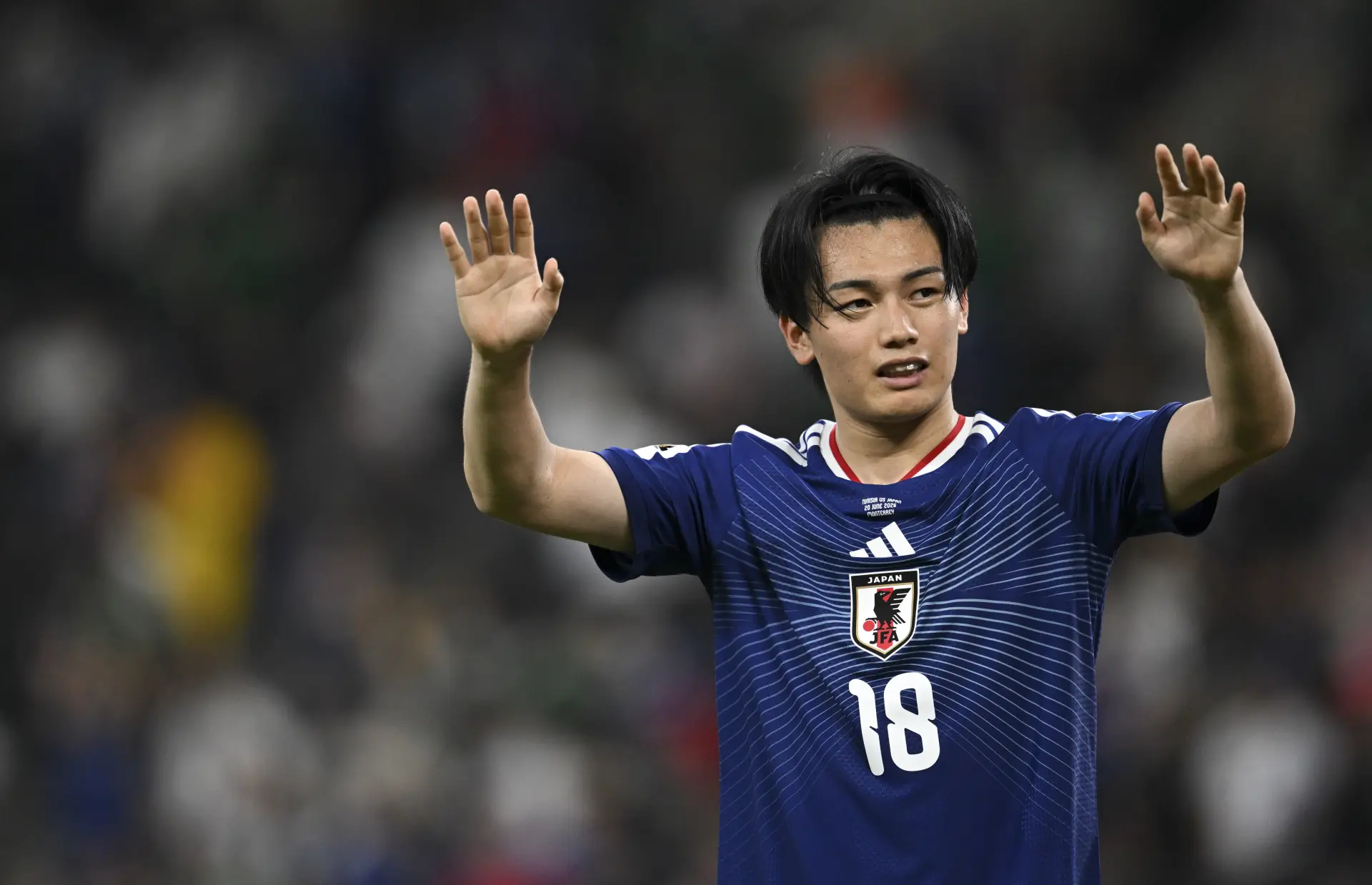 日本隊球員上田綺世賽後慶祝勝利（新華社）