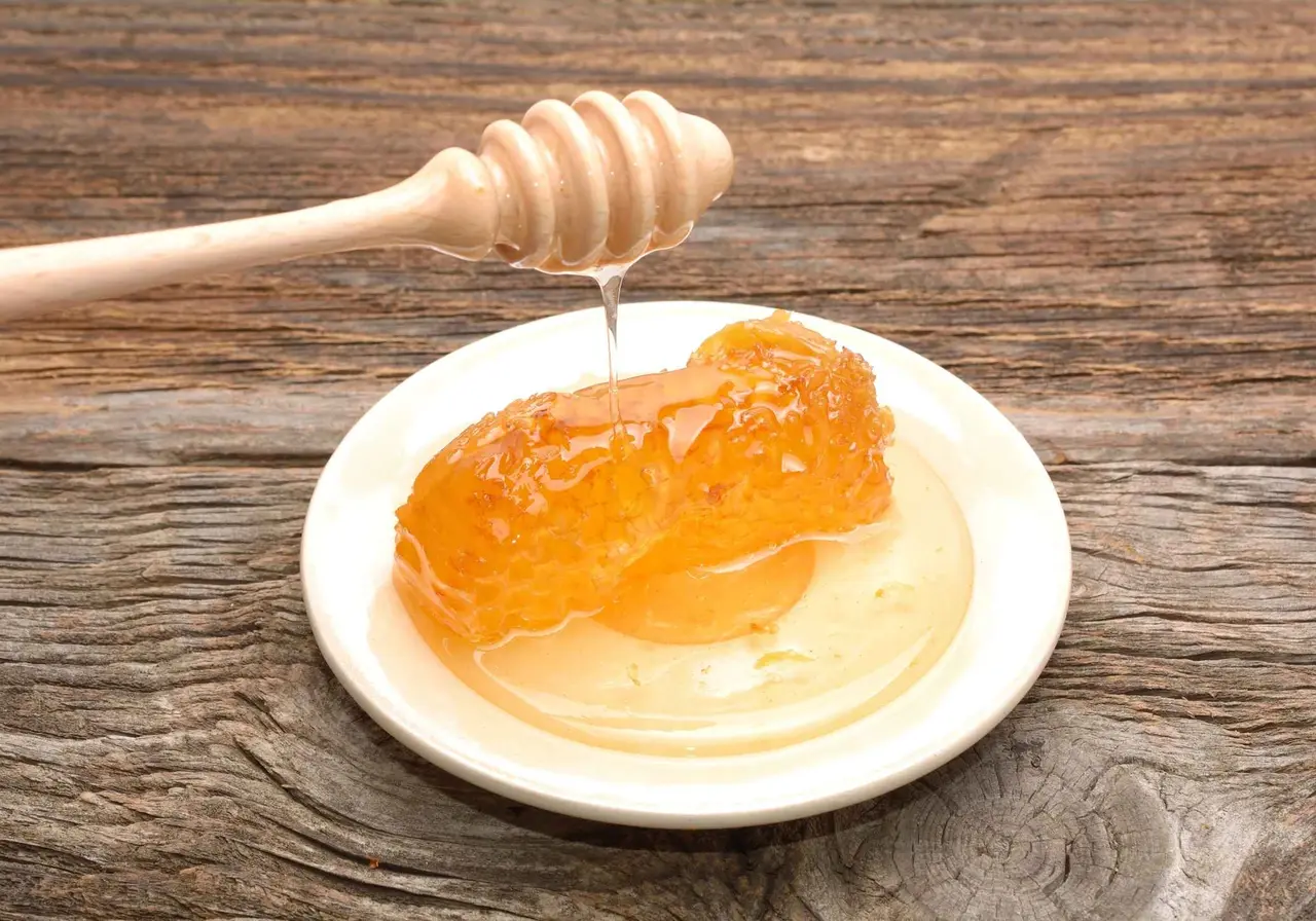 打開冰箱裡的蜂蜜罐，發現原本流動的金黃甜液，居然變成了沙沙的結晶狀，第一反應是不是「壞了？趕緊丟掉！」？（示意圖來源：網絡）