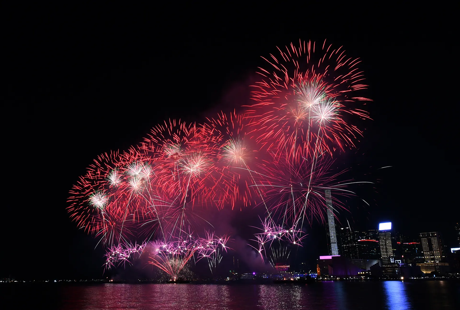 「維港煙花 閃耀中華」主題煙花匯演在維多利亞港上空璀璨上演。(圖：新華社)