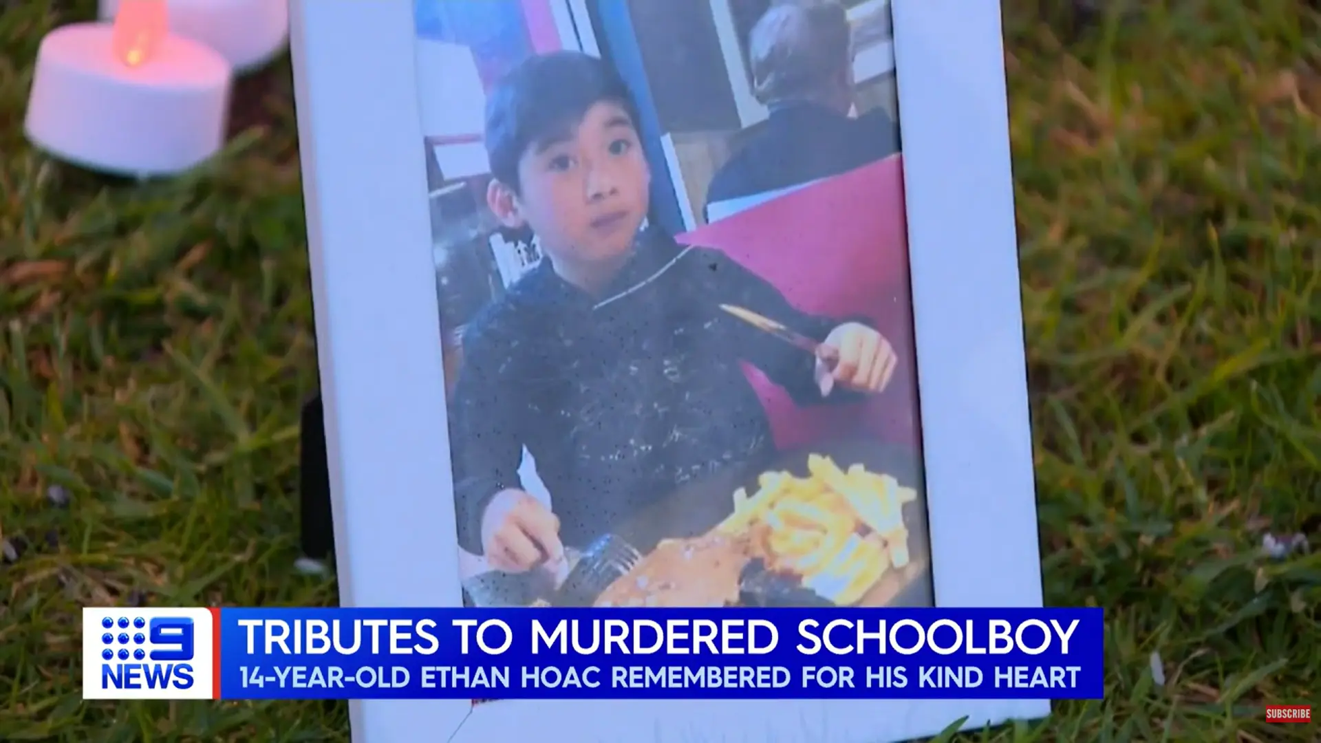 澳洲墨爾本驚爆無差別街頭殺人案，14歲亞裔少年Ethan Hoac遭陌生青少年偷車衝撞、瘋砍30刀慘死。兇徒犯案前還購買雪糕隨機尋仇，兇手辯稱魯莽駕駛，遭法官當庭駁回。（來源： 9 News Australia@YouTube）
