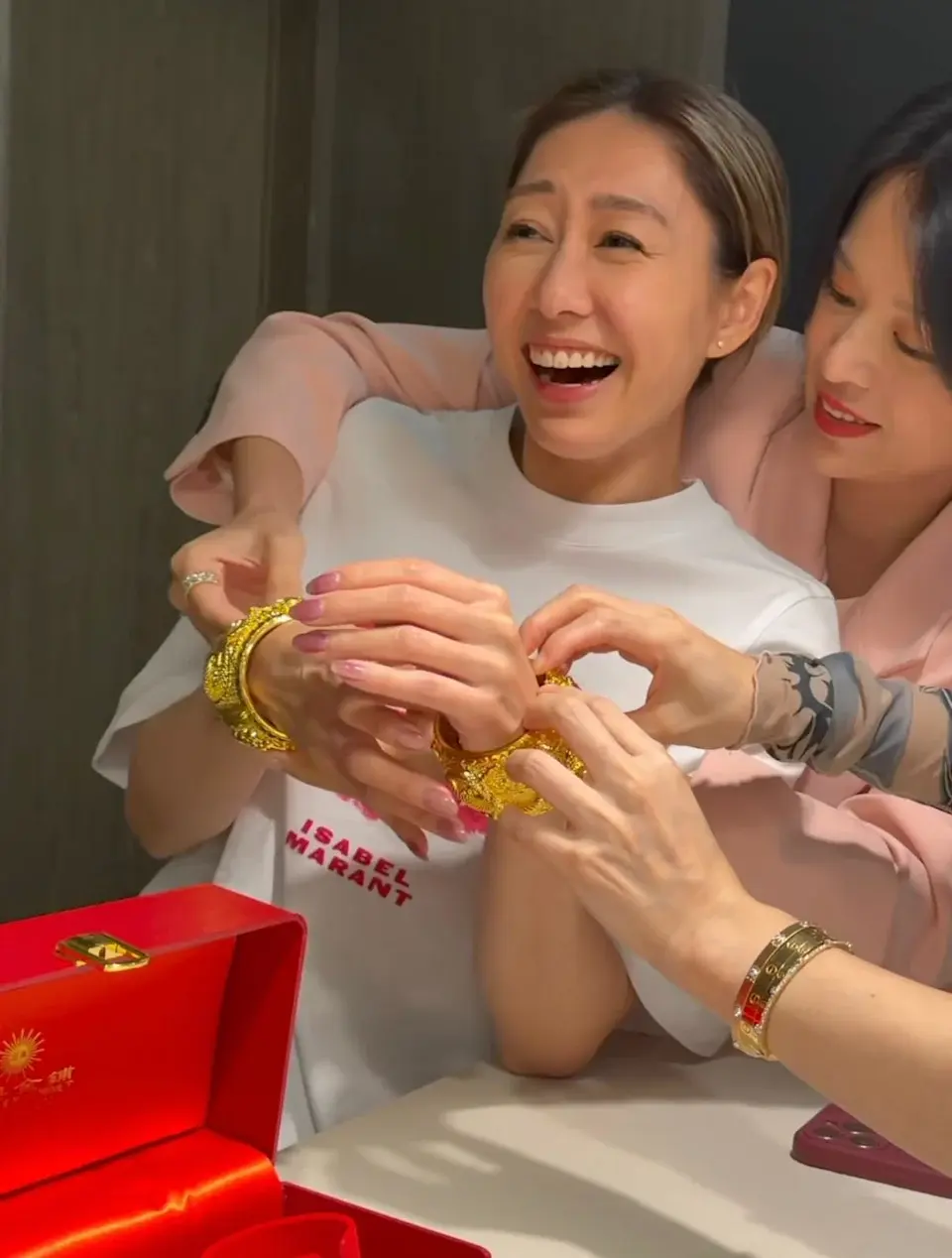 胡定欣難掩喜悅,笑得見牙唔見眼,在帖文中寫道:「好姊妹果然係講得出做得到,佢真係打咗對龍鳳鈪俾我做禮,無論金價有幾高,我都會好好收藏!下次要戴住岀 Show!!」。(圖:nwuuu@IG)