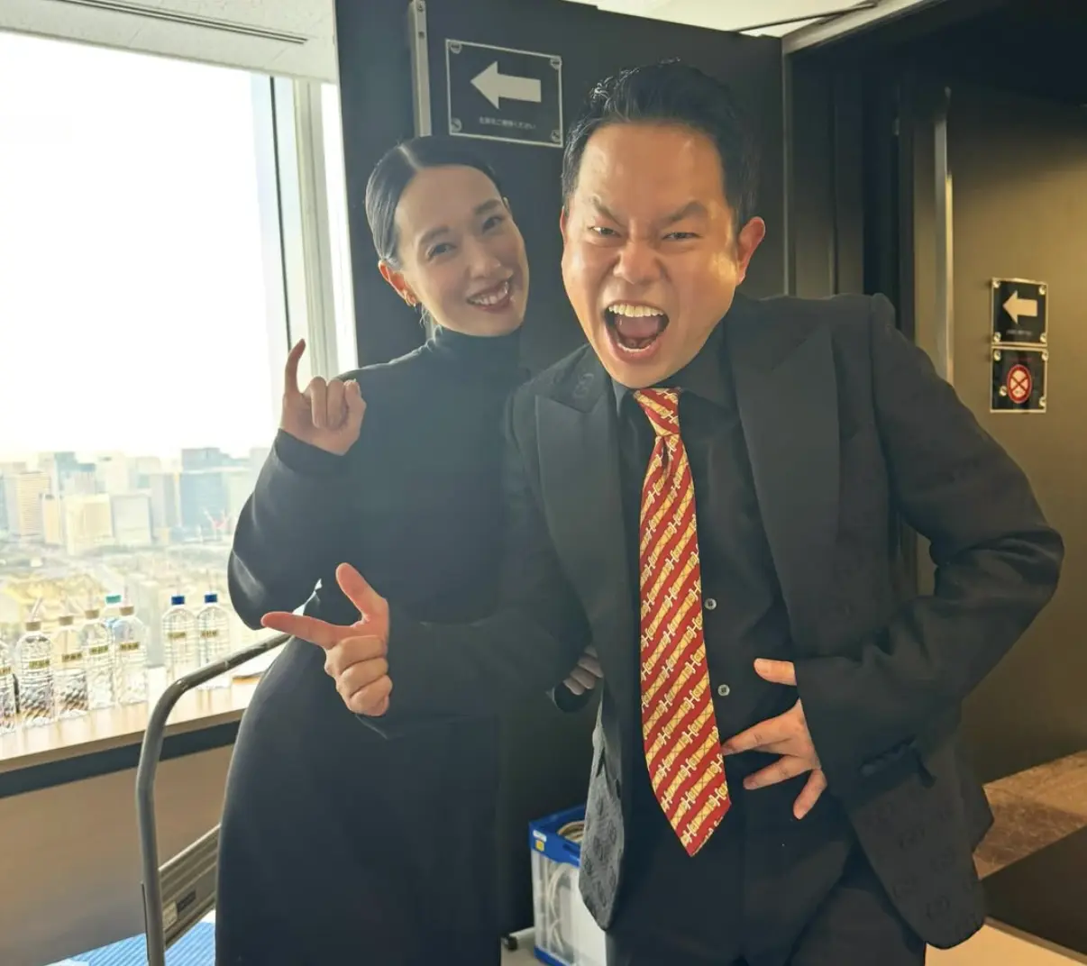 為宣傳新戲，戶田惠梨香轉載與同劇喜劇演員津田篤宏的合照，照片中她穿著全黑高領裝、頭髮全數紮起，外貌變化讓網民大感震驚。不少網友留言感慨「還我彌海砂」「時間好殘酷」，形容其外型呈現「斷崖式」衰老。(圖：toda_erika.official@IG)