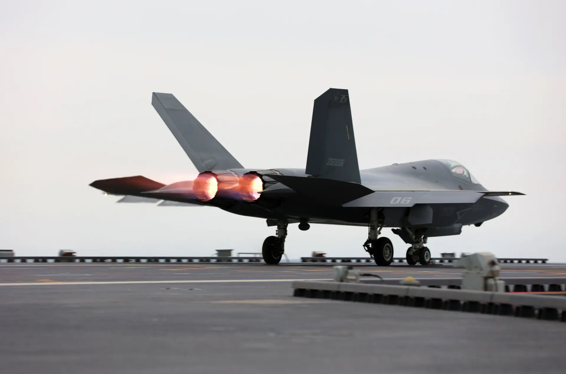 中國「福建號」艦載機體系以殲-35、殲-15T與空警-600為主。(圖：新華社)