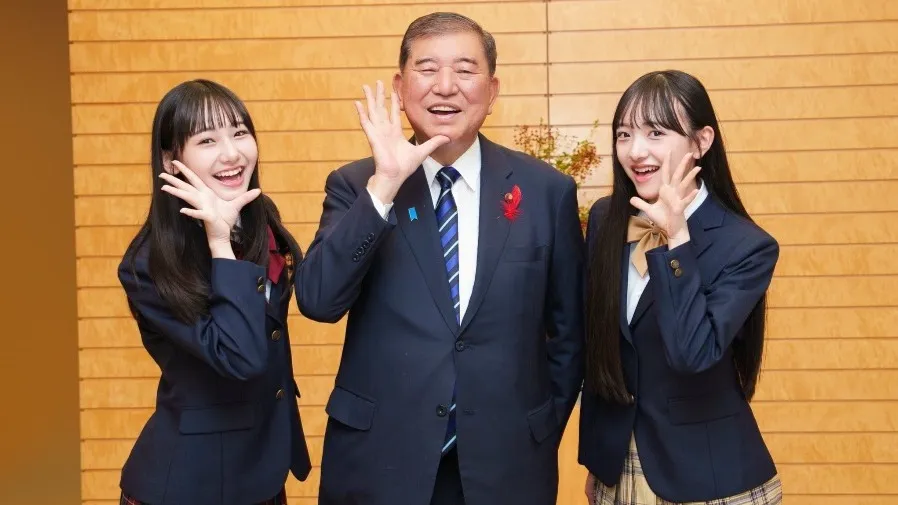 石破茂首相接見初中偶像組合「リコリリ」,分享升學考試經驗,政治與青春的奇妙碰撞的封面圖片