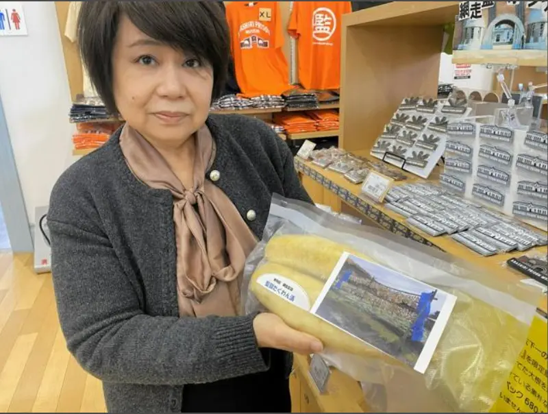 手捧「天下第一蘿蔔乾」推薦的今野久代副館長。（來源：朝日新聞）