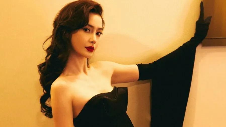 Angelababy素顏接子放學引熱議 百元穿搭藏溫柔 孩子小海綿隱私成焦點的封面圖片