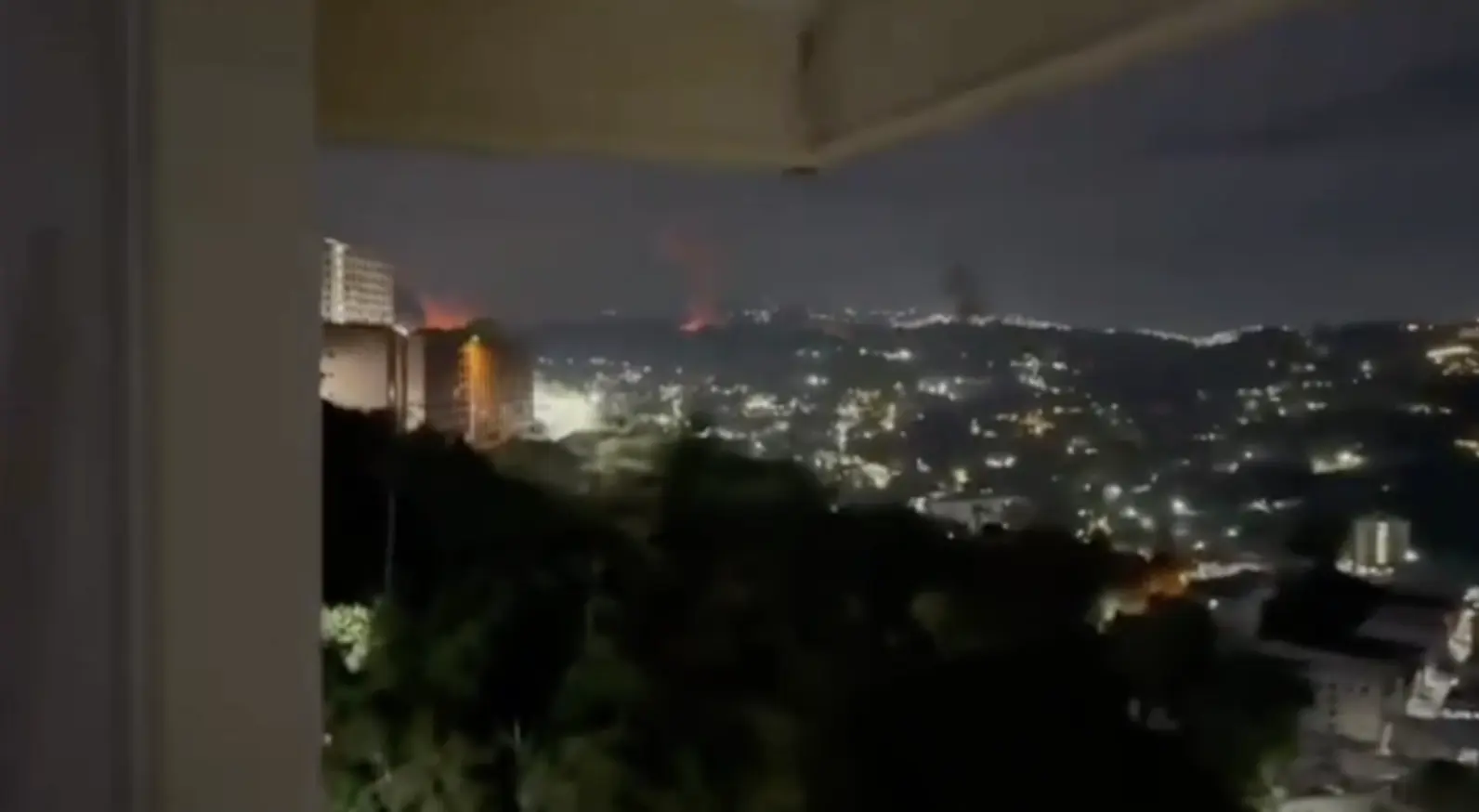 半島電視台記者露西亞·紐曼現場報道稱，加拉加斯傳出爆炸聲的同時，伴隨著滾滾濃煙，該電視台獲得的影片畫面顯示，清晨的加拉加斯一處水體旁的建築物冒出火球和濃煙，天空被爆炸的火光照亮。(圖：新華社)